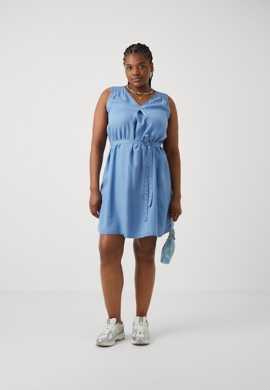 CARLAURA V NECK DRESS Media 2