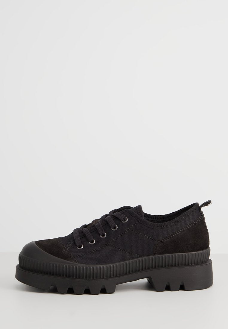 Schwarze Schnürschuhe aus Stoff und Wildleder, mit runder Zehenform, strukturiertem Gummisohle und Schlaufe an der Ferse.