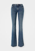 Dunkelblaue, ausgestellte Jeans mit einer taillierten Passform und detaillierten Nähten, die Nietenakzente an den Seitenähten und eine klassische Denim-Textur aufweisen.