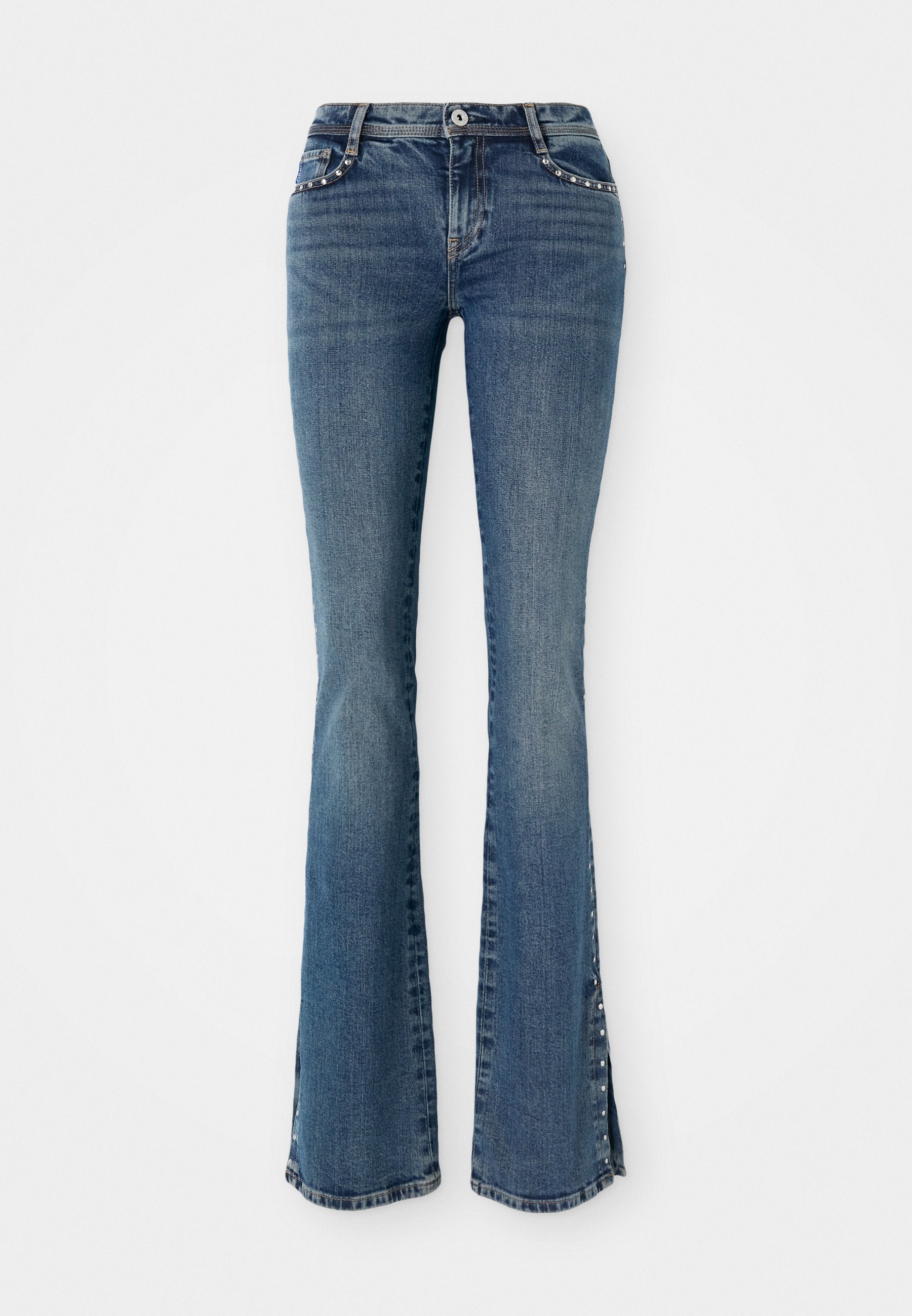 Dunkelblaue, ausgestellte Jeans mit einer taillierten Passform und detaillierten Nähten, die Nietenakzente an den Seitenähten und eine klassische Denim-Textur aufweisen.