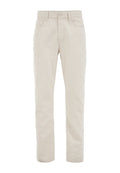 Beige Leinenhose mit geradem Bein, ausgestattet mit vorderen Taschen, einem Reißverschluss und einem einzelnen Knopfverschluss. Glatte Textur und lässiger Stil.