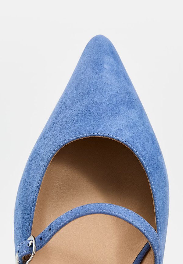 Stuart Weitzman EMILIA