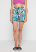 Bunte Strandshorts mit elastischem Bund, die ein lebhaftes aquatisches Muster in Blau-, Pink- und Grüntönen aufweisen.