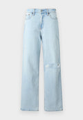 Helle blaue Denim-Jeans im weiten Schnitt, mit einem distressed Knie und klassischem Fünf-Taschen-Design. Glatte Textur, lässiger Stil.