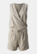 Beige Jumpsuit im Wickelstil mit V-Ausschnitt, ärmellosem Design, Kordelzug an der Taille und strukturiertem Stoff. Mit seitlichen Taschen.