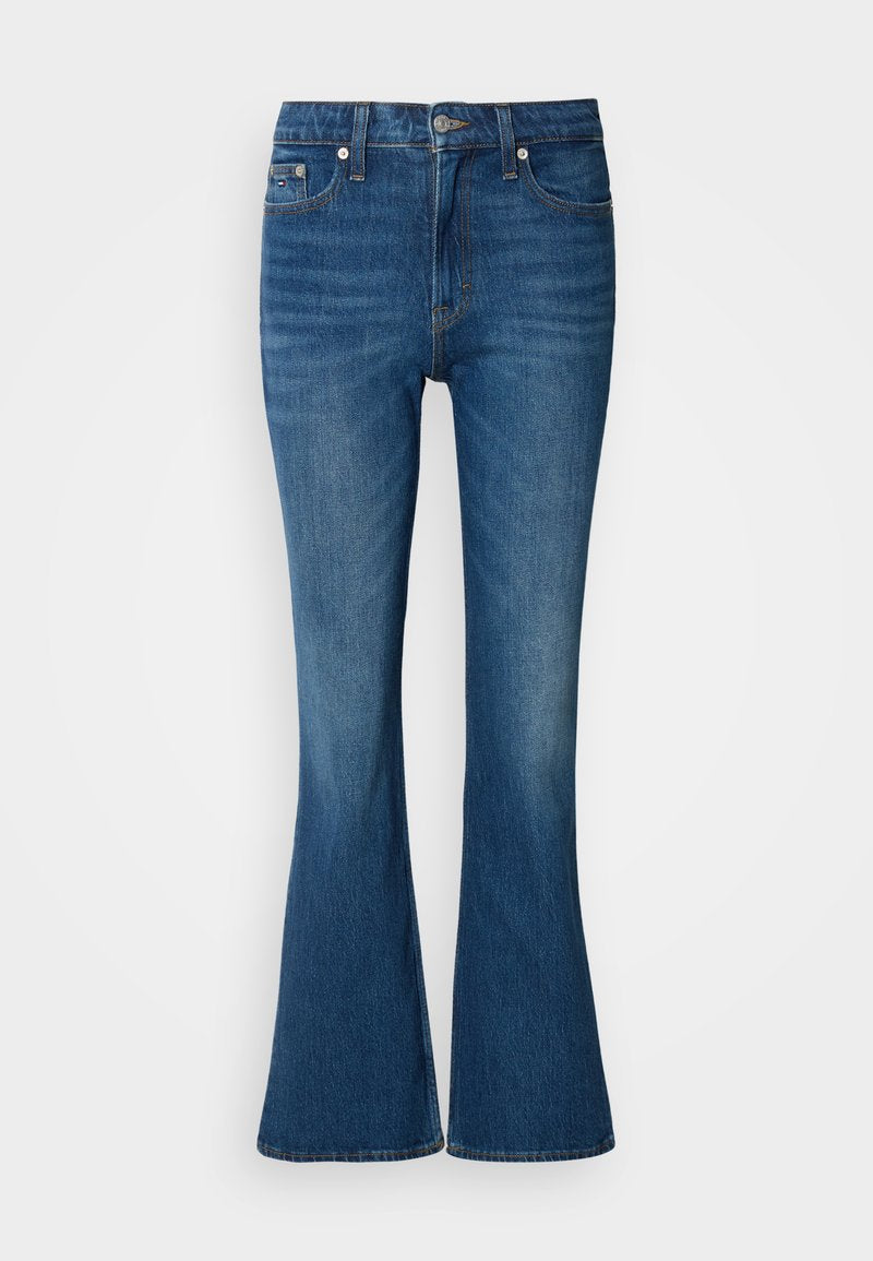 Blaue Schlagjeans mit einem ausgewaschenen Look, ausgestattet mit einem Knopf- und Reißverschluss, Fronttaschen und einem leicht weiteren Beinabschluss am Fuß.