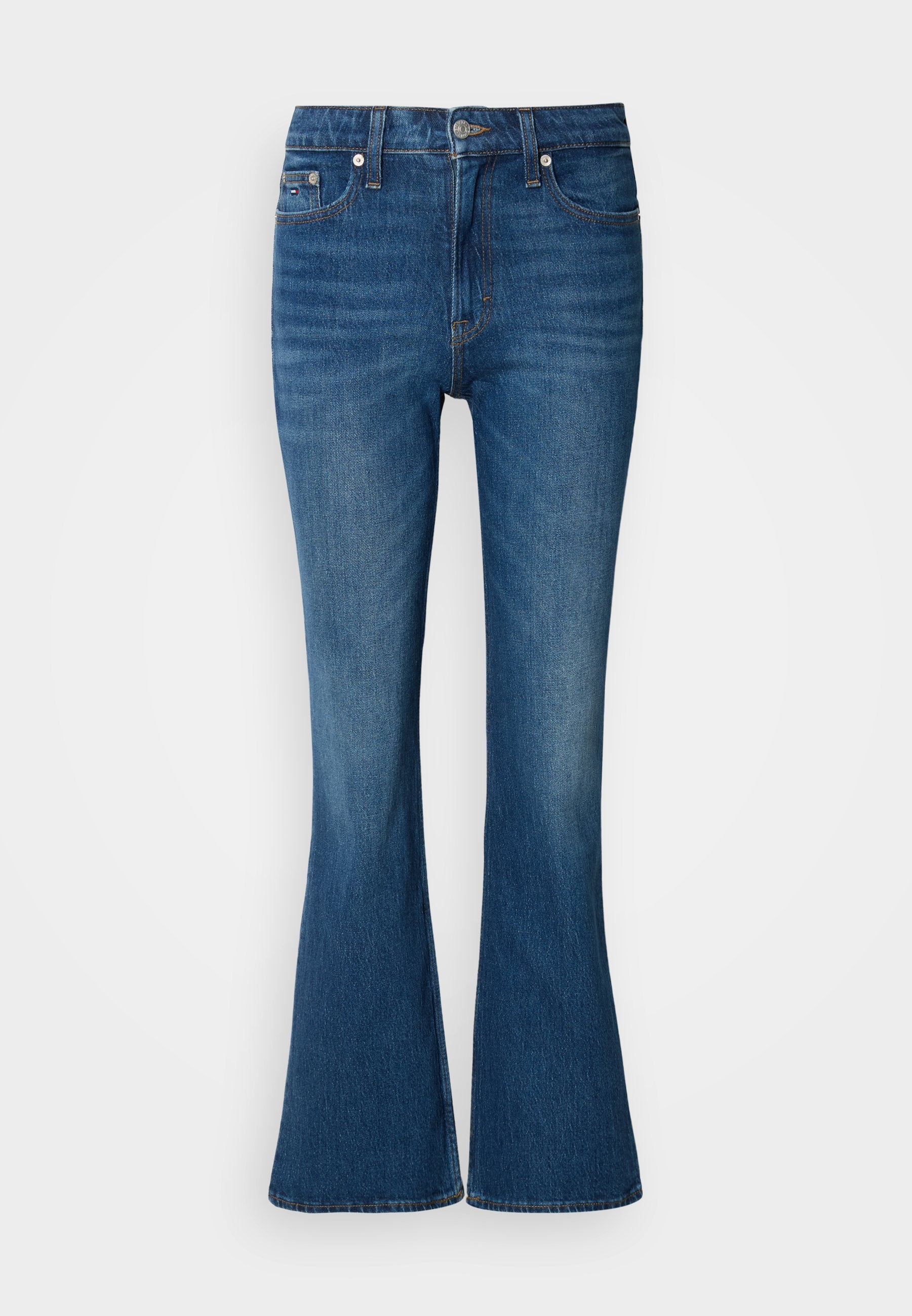 Blaue Schlagjeans mit einem ausgewaschenen Look, ausgestattet mit einem Knopf- und Reißverschluss, Fronttaschen und einem leicht weiteren Beinabschluss am Fuß.