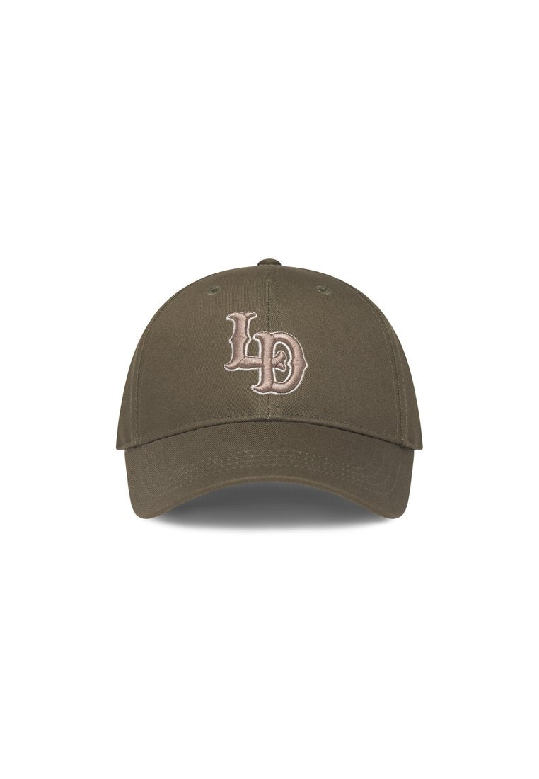 Olivgrüner Baseball-Cap mit gebogenem Schirm, ausgestattet mit einem gestickten "L3D"-Logo in hellbraun auf der Vorderseite. Aus Baumwollmaterial, strukturiertes Design.