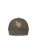 Olivgrüner Baseball-Cap mit gebogenem Schirm, ausgestattet mit einem gestickten "L3D"-Logo in hellbraun auf der Vorderseite. Aus Baumwollmaterial, strukturiertes Design.