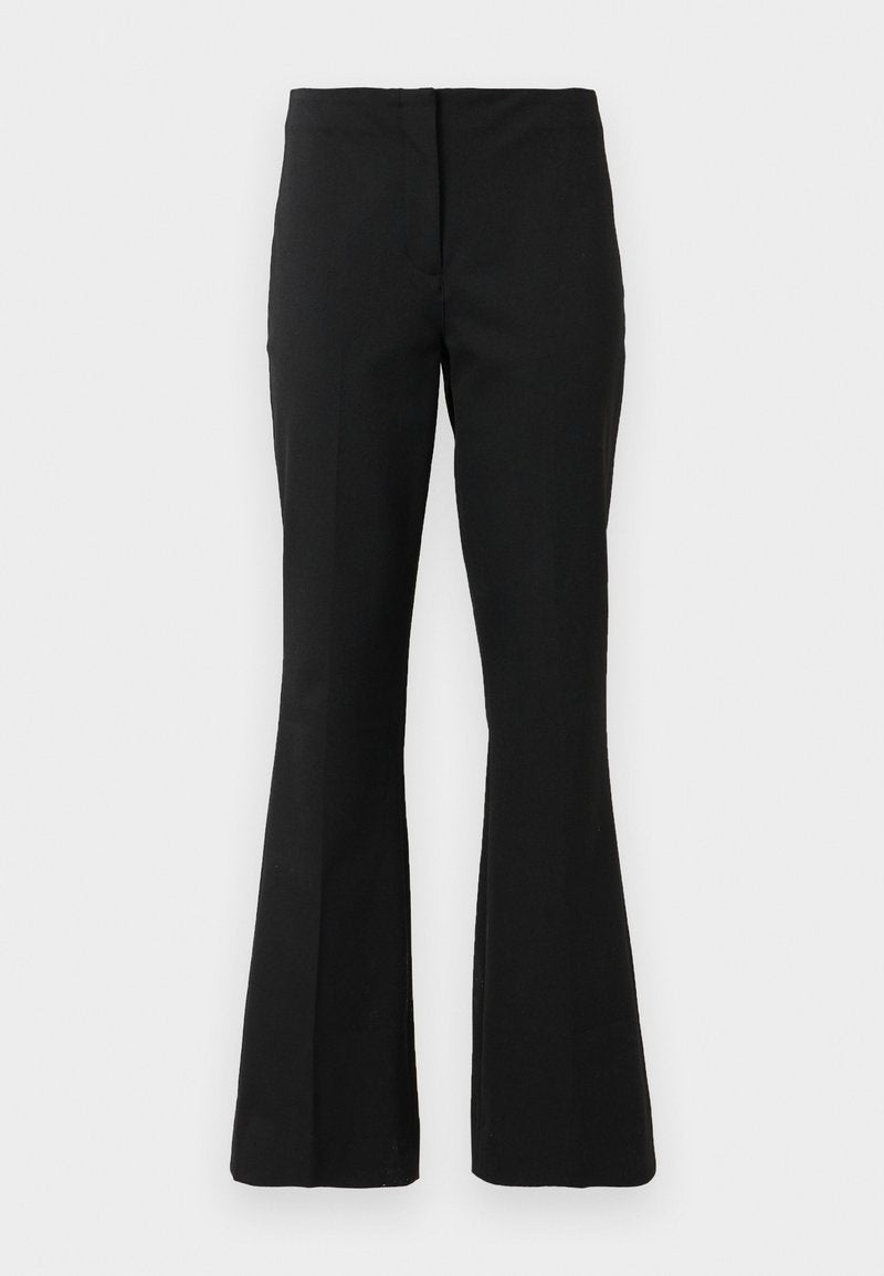 Schwarze, maßgeschneiderte Hosen mit hoher Taille und leicht ausladenden Beinen, vor einem schlichten weißen Hintergrund präsentiert.