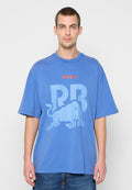 Blaues oversized T-Shirt aus Baumwolle, mit einem großen hellblauen Grafikmotiv eines Stiers und rotem „HUGO“-Schriftzug. Kurzärmlig und mit Rundhalsausschnitt.