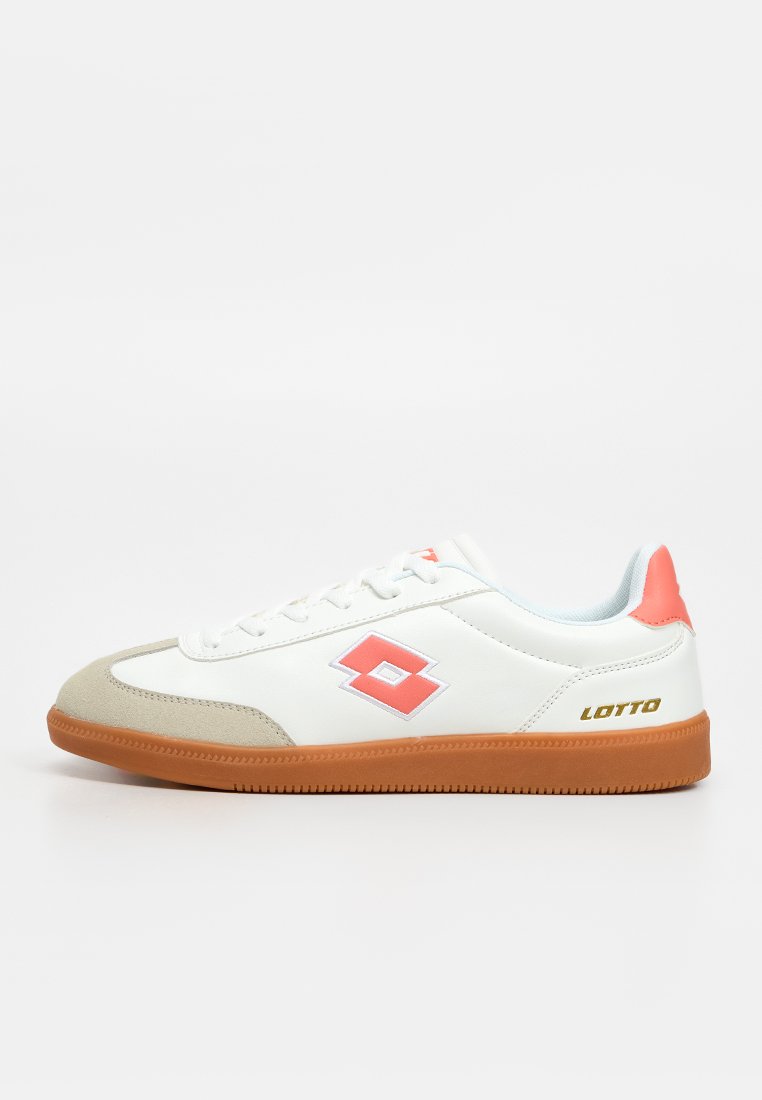 Weißer Sneaker mit beiger Zehenkappe, orangefarbenem Logo an der Seite, orangefarbenem Fersenpatch und Gummisohle, gebrandet mit "Lotto" in goldenen Buchstaben.