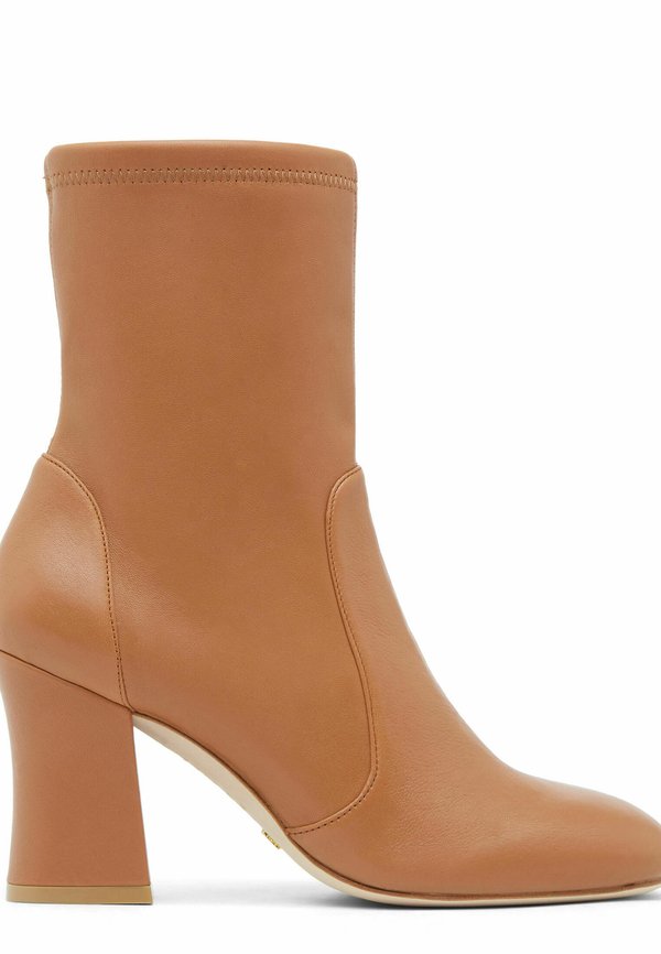 Stuart Weitzman CURVEBLOCK