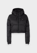 Schwarze, croppte Daunenjacke mit Kapuze, ausgestattet mit einem Frontreißverschluss, zwei Seitentaschen und einem elastischen Saum. Glatte Textur mit minimalem Branding.