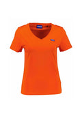 Oranges Baumwoll-T-Shirt mit V-Ausschnitt und kurzen Ärmeln. Verfügt über ein blaues rechteckiges Logo auf der linken Brust. Glatte Textur, einfaches Design.