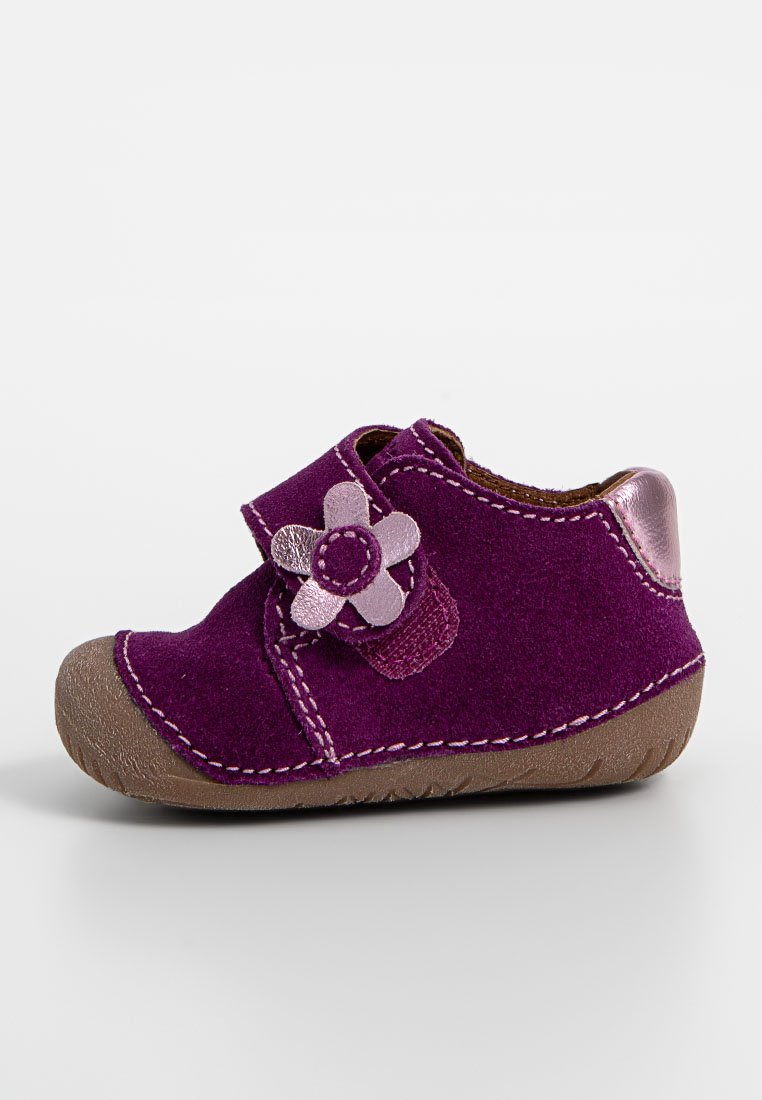 Lila Wildlederschuh für Kleinkinder mit floralen Akzenten, ausgestattet mit einem Klettverschluss und einer abgerundeten Zehenpartie, ergänzt durch eine strukturierte braune Gummisohle.