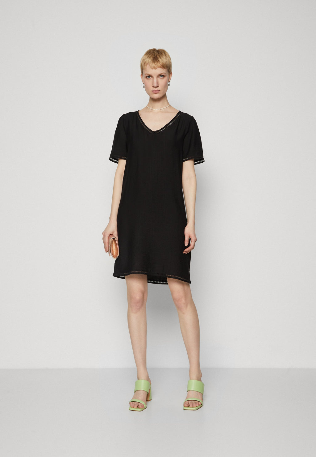 ONLCELINE PAULA V NECK DRESS  Media 2