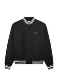 Schwarze Bomberjacke mit einem gestreiften weißen Kragen, vorderen Knöpfen und Seitentaschen, mit einem kleinen Logo auf der linken Brust.