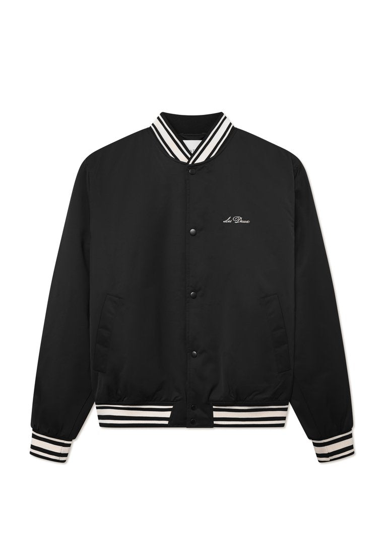 Schwarze Bomberjacke mit einem gestreiften weißen Kragen, vorderen Knöpfen und Seitentaschen, mit einem kleinen Logo auf der linken Brust.