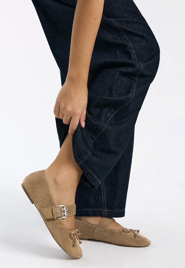 Bershka BUCKLED - FLATS - Ankle strap ballet pumps - beige