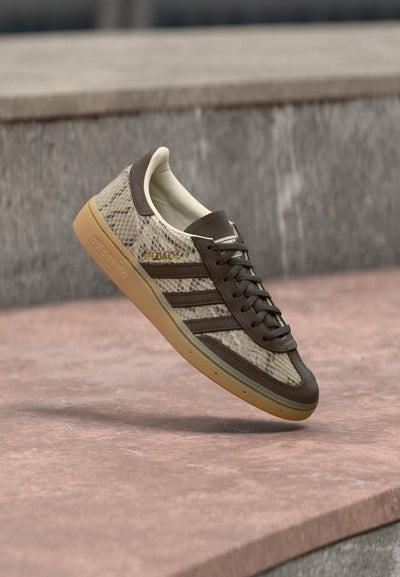 adidas Originals HANDBALL SPEZIAL - Trainers - cream white/gold-coloured metallic