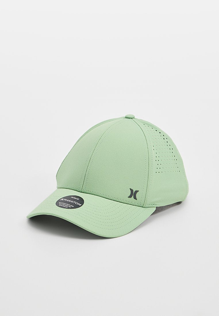 Hellgrüner Hut mit strukturiertem Design, ausgestattet mit einem gebogenen Schild und perforierten Seiten zur Belüftung. Enthält ein dunkles Logo-Patch auf der Vorderseite.