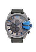 Chronograph-Armbanduhr mit grauem Zifferblatt, blauen Akzenten, drei Hilfszifferblättern, "DIESEL"-Markierung und schwarzem Stoffarmband.