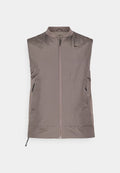 Ärmellose Weste mit Reißverschluss in hellem Taupe. Aus glattem, leichtem Stoff mit dezentem Glanz. Mit zwei Seiten- und elastischen Taschen am Saum.
