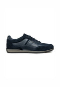 Marineblaue Sneakers aus Leder und Wildleder, mit perforierten Akzenten, einer flachen Gummisohle und einem Schnürdesign.