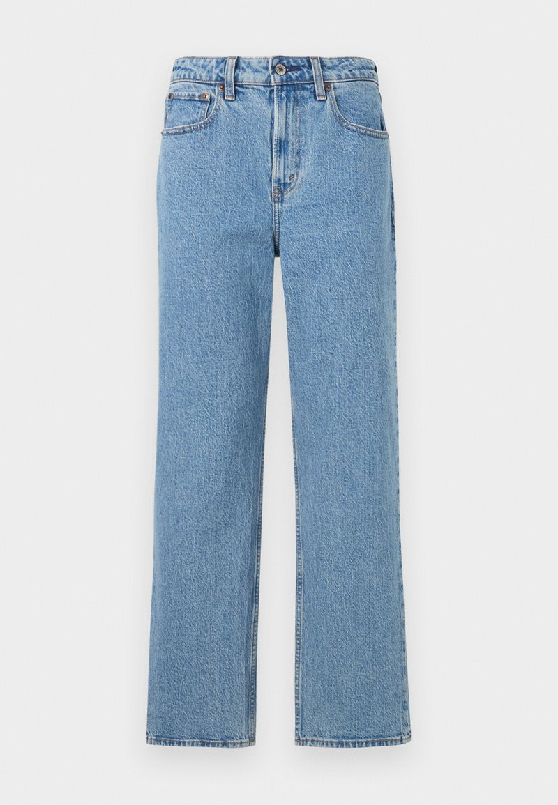 Hellblaue, gerade geschnittene Jeans aus Denim mit fünf Taschen, Knopfverschluss und Gürtelschlaufen, dargestellt vor weißem Hintergrund.