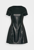 Schwarzes Kleid mit tailliertem Oberteil, kurzen Ärmeln und ausgestellt Rock. Hergestellt aus einer Kombination aus glänzendem Leder und weichem Stoff.