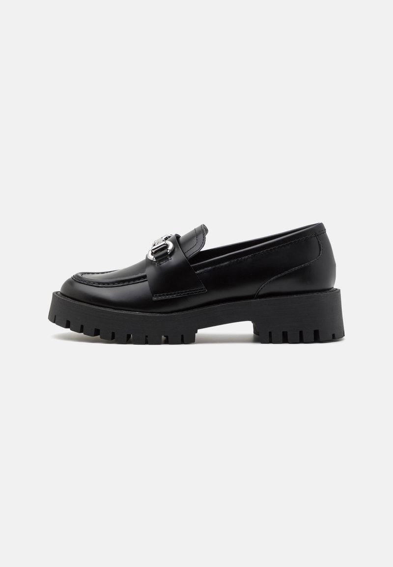Schwarze Lederloafer mit einer massiven, gerippten Sohle und einem metallischen Schnallenakzent am Riemen. Glatte Textur, klassisches Design.