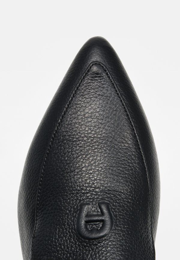 AIGNER BLAIR