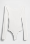 Weißer, gerippter Bodysuit mit langen Ärmeln, schulterfreiem Ausschnitt und String-Unterteil, mit weicher Textur und minimalistischem Design.