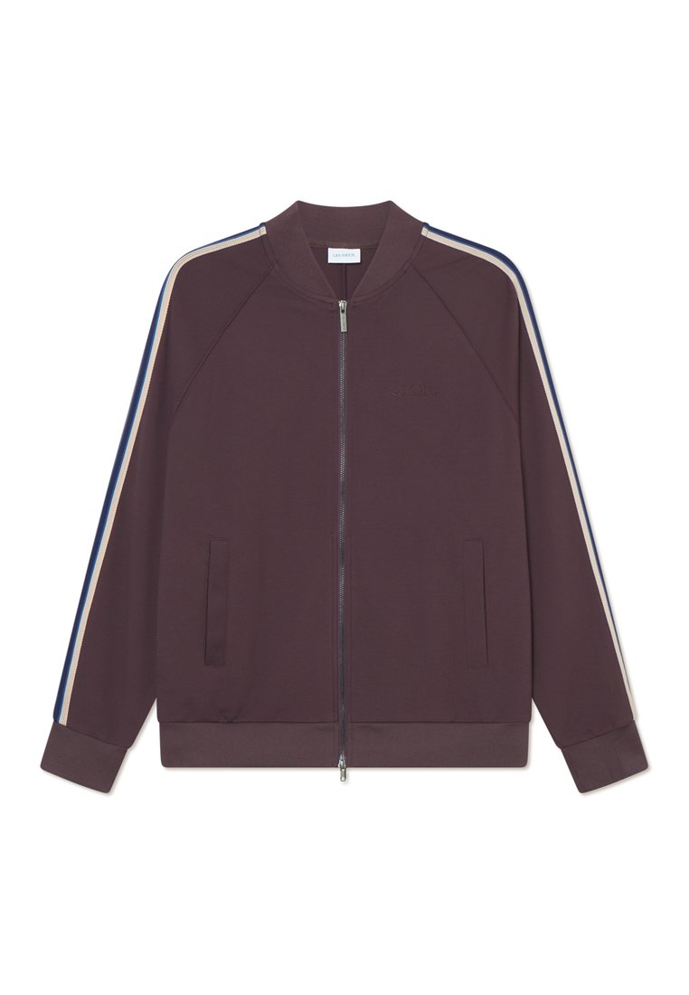 Burgunderrote Trainingsjacke mit durchgehendem Reißverschluss, Raglanärmeln, seitlichen Taschen und kontrastierenden Streifen in Beige und Blau an den Schultern.