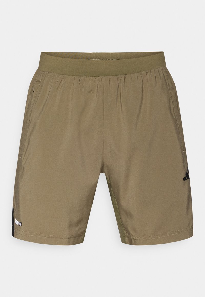Olivgrüne Sportshorts aus leichtem Stoff, mit elastischem Bund und schwarzen Markenakzenten an den Seiten.