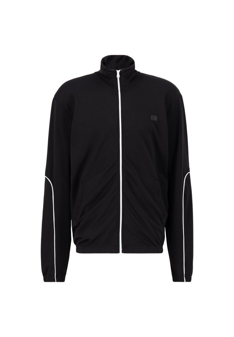 Schwarze sportliche Jacke mit hohem Kragen, weißem Reißverschluss und kontrastierenden weißen Paspeln entlang der Schultern und Taschen. Glatte Stoffoberfläche.