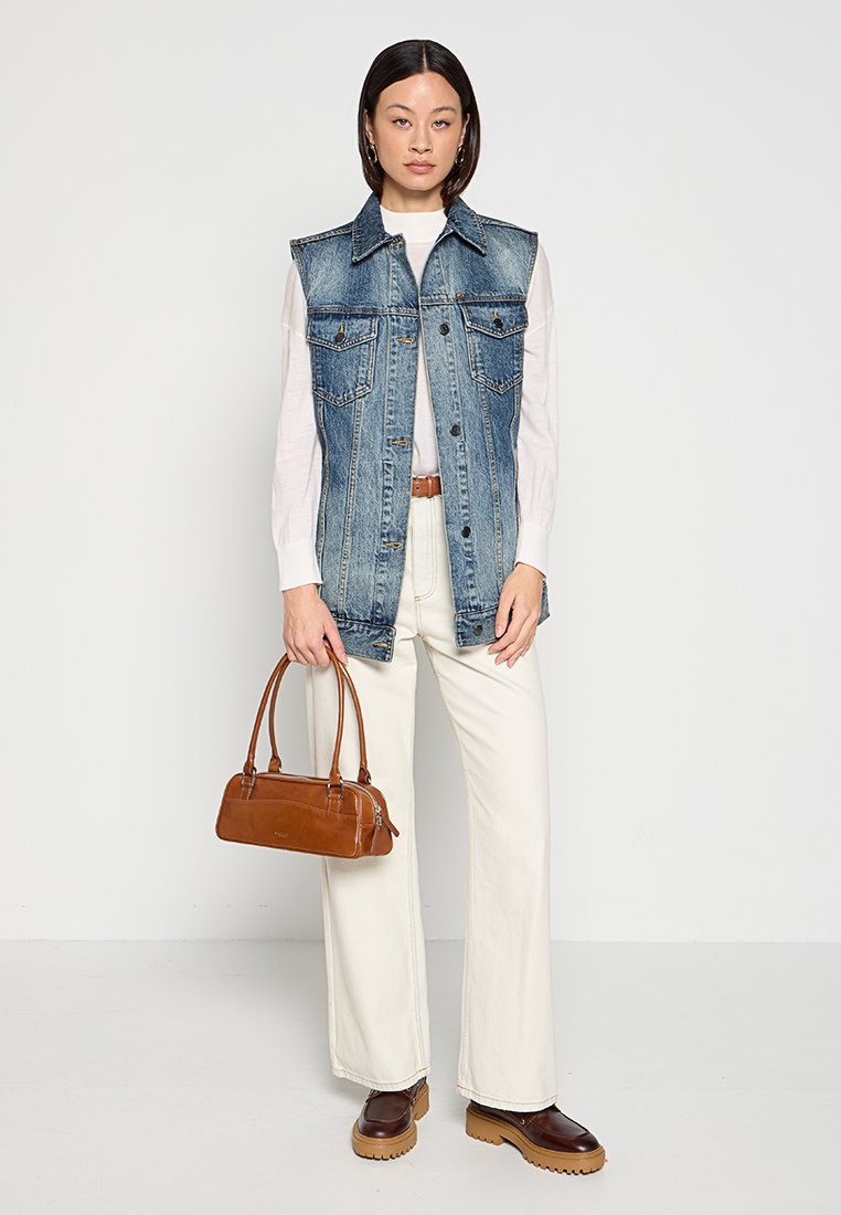 Armani Exchange Weste Media 2