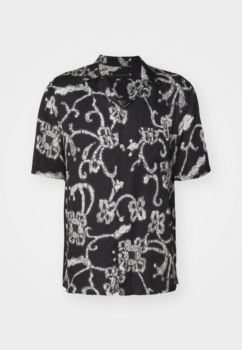 Schwarzes kurzärmliges Hemd mit Knopfleiste, weißem abstraktem Blumendesign und einer Brusttasche, auf einem einfarbigen Hintergrund präsentiert.
