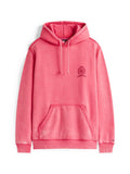 Rosa Kapuzenpullover mit einer Vordertasche, gerippten Bündchen und einem Logo auf der Brust. Der Stoff wirkt weich mit einer leicht ausgewaschenen Textur.