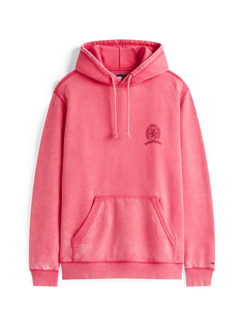 Rosa Kapuzenpullover mit einer Vordertasche, gerippten Bündchen und einem Logo auf der Brust. Der Stoff wirkt weich mit einer leicht ausgewaschenen Textur.