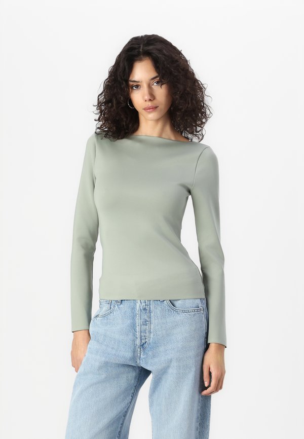 Abercrombie & Fitch Long-Sleeve Sculpt Matte Fabric Tuckable Slash Top