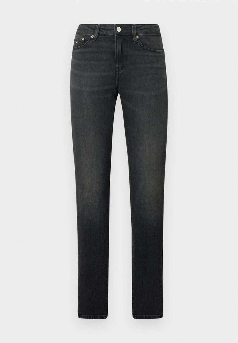 Schwarze Denim-Jeans mit geradem Bein, ausgestattet mit einem mittelhohen Bund, fünf Taschen und einem Metallknopfverschluss. Dezente Verwaschung.