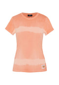 Kurzärmliges pfirsichfarbenes Batik-T-Shirt mit Rundhalsausschnitt und kleinem rechteckigen Logopatch in der Nähe des Saums vorne links.