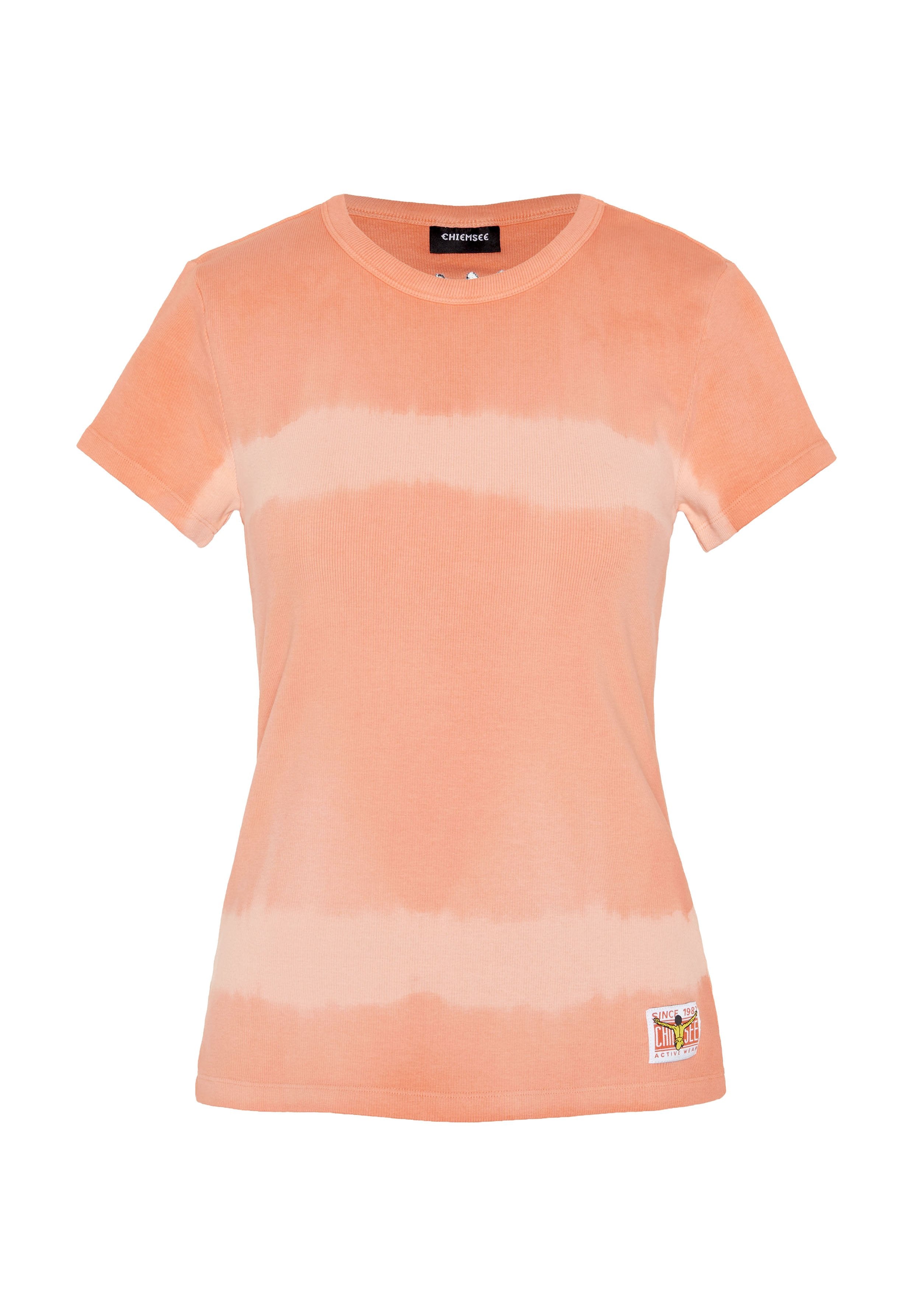 Kurzärmliges pfirsichfarbenes Batik-T-Shirt mit Rundhalsausschnitt und kleinem rechteckigen Logopatch in der Nähe des Saums vorne links.