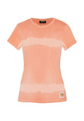 Kurzärmliges pfirsichfarbenes Batik-T-Shirt mit Rundhalsausschnitt und kleinem rechteckigen Logopatch in der Nähe des Saums vorne links.