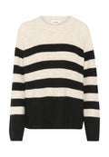 Gestreifter Pullover in Schwarz und Creme, aus weichem Strickstoff. Er besitzt einen gerippten Rundhalsausschnitt und eine lockere Passform mit überschnittenen Schultern.