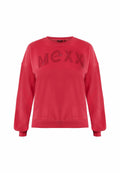 Roter Sweatshirt mit langen Ärmeln, gerippten Bündchen und Halsausschnitt. Auf der Vorderseite befinden sich die Buchstaben "MCXX" in strukturierter Stickerei.