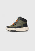 Grüner Mid-Top-Schuh mit schwarzen Akzenten, orangenen Schnürsenkeln, strukturiertem Gummisohle und glatten Lederdetails. Verfügt über eine abgerundete Zehenpartie und eine robuste Bauweise.