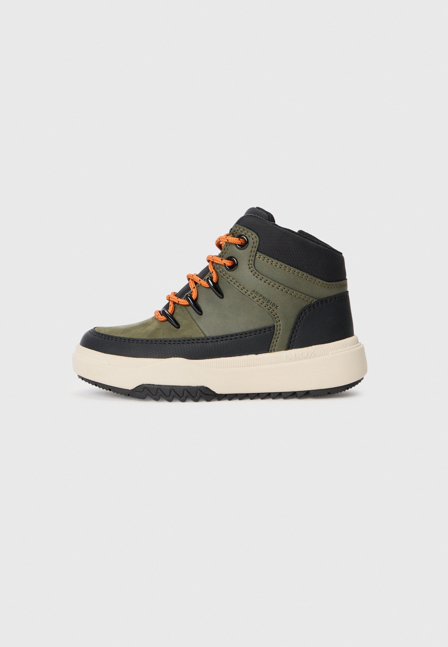 Grüner Mid-Top-Schuh mit schwarzen Akzenten, orangenen Schnürsenkeln, strukturiertem Gummisohle und glatten Lederdetails. Verfügt über eine abgerundete Zehenpartie und eine robuste Bauweise.